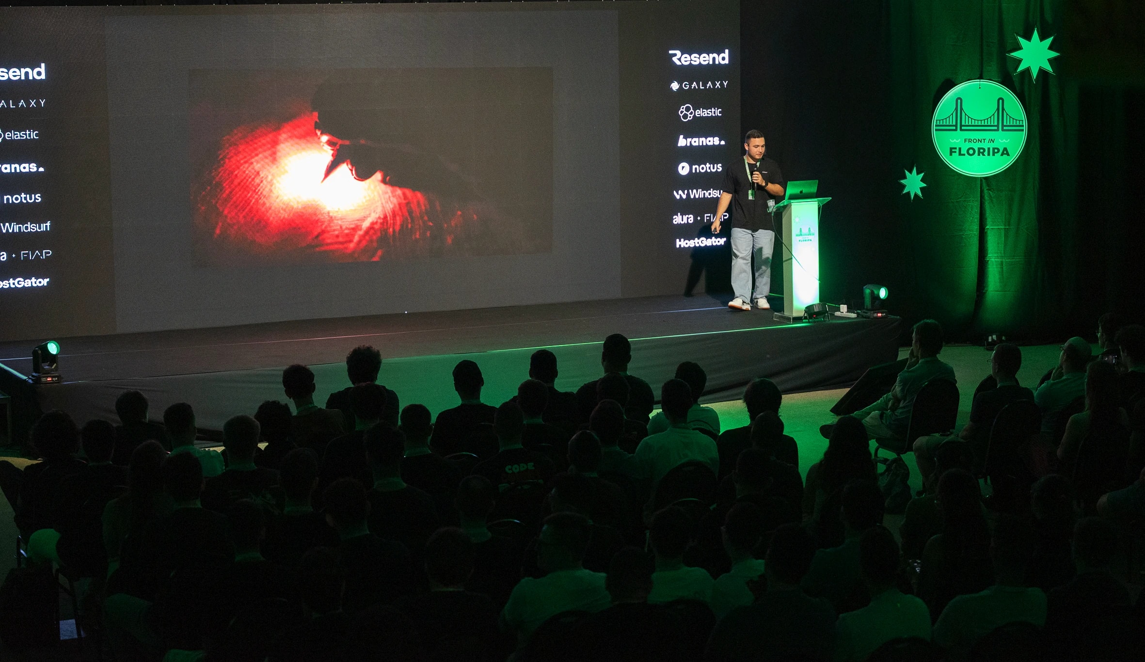 Rafael presenting a slide about complexity at Front in Floripa